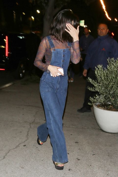 Selena Gomez: “Biến hóa” với thời trang đường phố - 8
Selena Gomez và sự kết hợp thú vị giữa áo ren, quần yếm