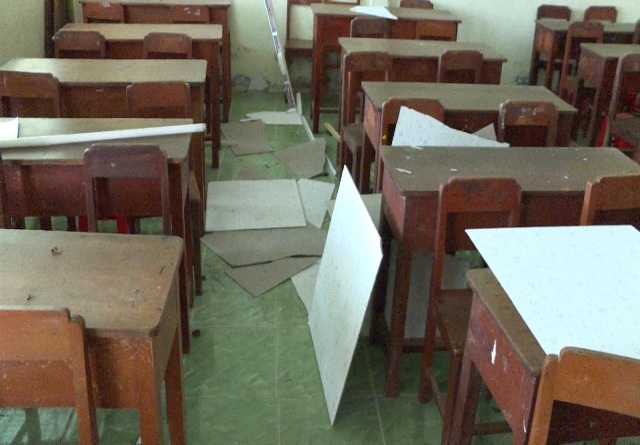 Vĩnh Long: Sập la phông trường học, 9 học sinh nhập viện - 2
La phông của 5 phòng học bị đổ sập, trong đó có 3 phòng đang có học sinh học.