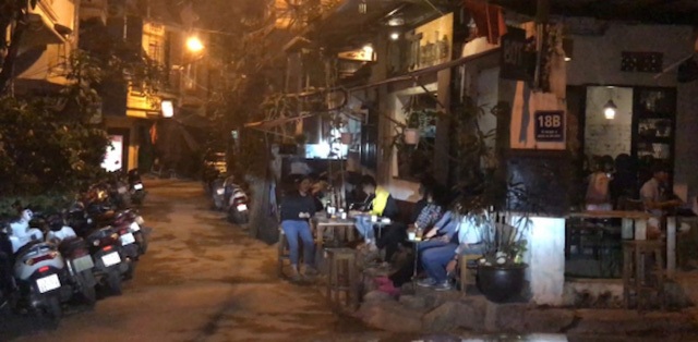 Tranh cãi lùm xum về quyền sử dụng khu đất mở quán cafe sát trạm điện - 1
Người dân phản ánh khách uống cafe để xe gây cản trở giao thông.