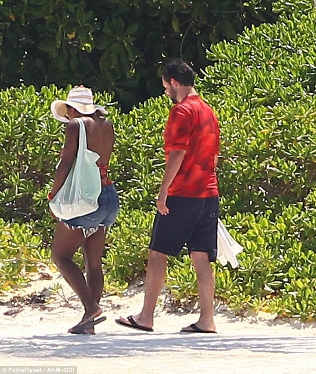 Mang bầu 5 tháng, Serena Williams được chồng tương lai cưng chiều hết mực - 12
“Nhưng điều quan trọng nhất, mẹ hạnh phúc khi có thể chia sẻ giải thưởng vô địch thế giới cùng con… thêm một lần nữa. Nhà vô địch già nhất lịch sử gửi lời yêu thương tới nhà vô địch trẻ nhất thế giới. Mẹ của con”, Serena viết thêm. Những lời này của Serena lại khiến cư dân mạng “tan chảy”.
