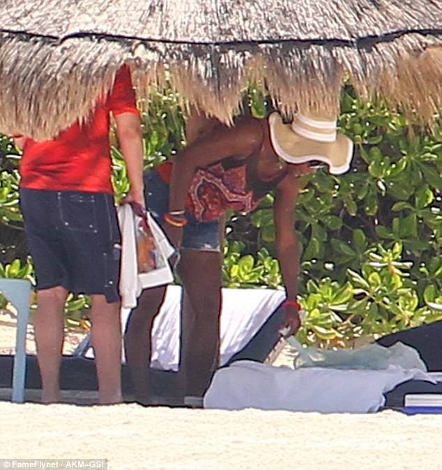 
Serena Williams đang đi tắm biển cùng chồng tương lai, Alexis Ohanian. Cặp đôi lọt vào ống kính của giới săn tin khi đang tắm nắng và dạo chơi trên biển vào cuối tuần vừa rồi.
