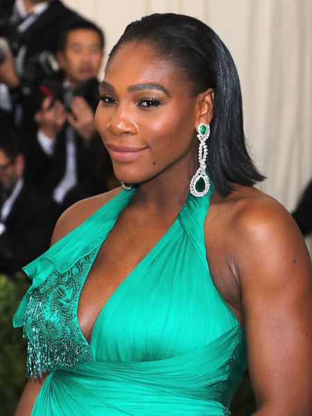 Serena Williams bế bụng bầu dự tiệc - 3
Serena điệu đà với váy Versace và đồng hồ Audemars Piguet