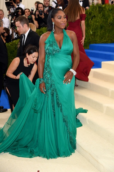 Serena Williams bế bụng bầu dự tiệc - 2
Trái với hình ảnh mạnh mẽ trên sân đấu, Serena Williams diện váy điệu đà nữ tính