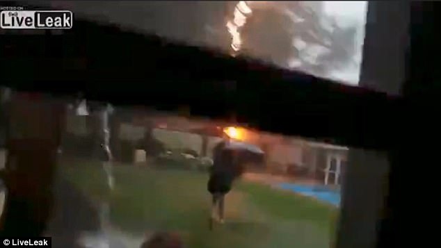 Khoảnh khắc thiếu niên 12 tuổi bị sét đánh (Ảnh: Liveleak)