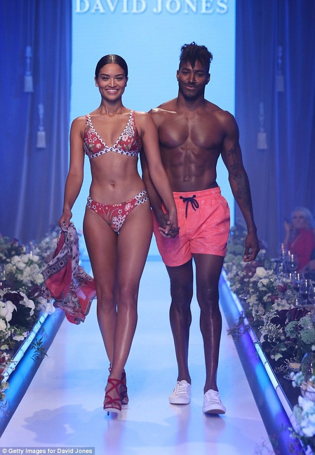 Siêu mẫu Úc đẹp đôi bên bạn trai - 1
Chân dài đình đám Shanina Shaik và bạn trai DJ da màu Ruckus cùng trình diễn cho nhãn hiệu David Jones tại Úc ngày 9/8 vừa qua