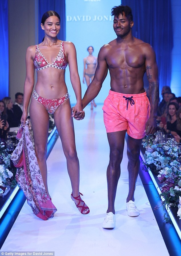 Siêu mẫu Úc đẹp đôi bên bạn trai - 3
Sự xuất hiện tình tứ của cặp đôi này khiến khán giả vô cùng bất ngờ