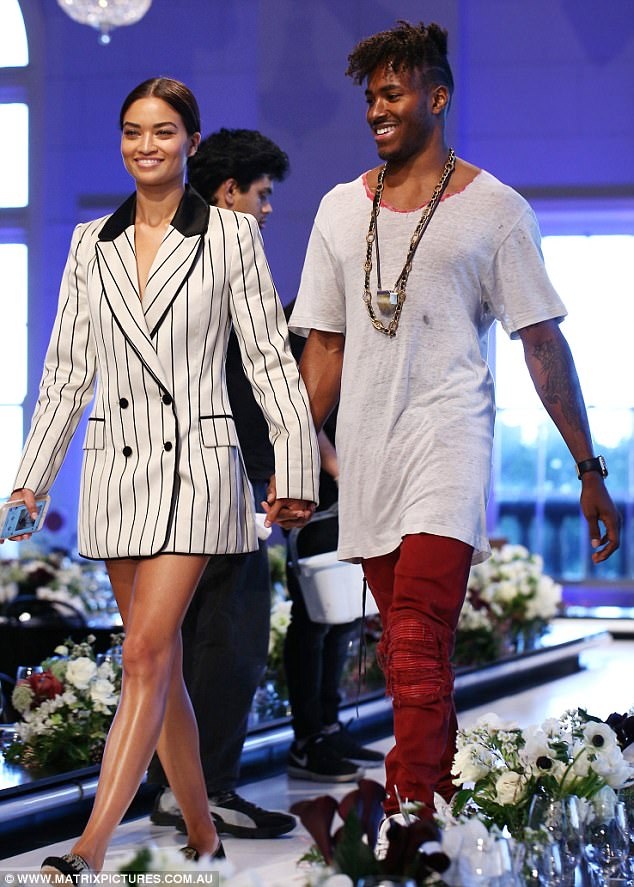 Siêu mẫu Úc đẹp đôi bên bạn trai - 4
Shanina Shaik cao 1,73m từng trình diễn cho nhiều nhãn hiệu như Victorias Secret, Ruffian, Kevork Kiledjian, Charlotte Ronson, Nanette Lepore, Diesel, Oscar de la Renta, LWren Scott, Tom Ford, Blumarine, Atsuro Tayama, Maiyet, Vivienne Westwood, and Stella McCartney...