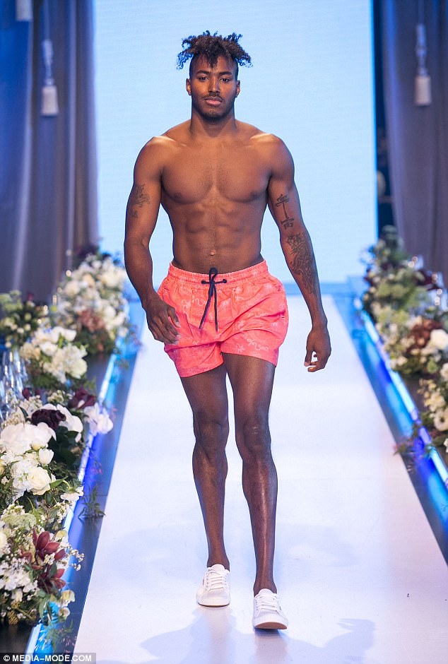 Siêu mẫu Úc đẹp đôi bên bạn trai - 6
DJ Ruckus ngỏ lời cầu hôn bạn gái Shanina Shaik từ tháng 1 năm ngoái. Cặp đôi đã lên kế hoạch cho đám cưới