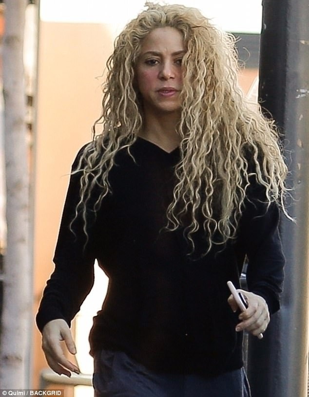 Shakira: Sức khỏe giảm sút, hôn nhân rạn nứt - 2
Ngôi sao 40 tuổi xuất hiện với gương mặt mệt mỏi tại Tây Ban Nha, ngày 21/11 sau khi gửi lời xin lỗi tới fan vì lỗi hẹn với họ.