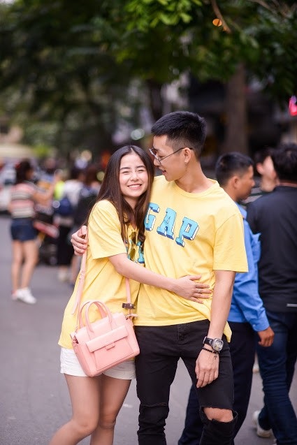 Tâm Tít tái xuất xinh đẹp sau “khẩu chiến” với Maya về “người thứ 3” - 8 Các ông bố trong ba gia đình hot nhất mạng xã hội, Trang Lou - Tùng Sơn Nguyễn, Heo Minhon - Kiên Hoàng, Nam Thương - Ba Duy, làm không ít các cô gái ganh tỵ khi thể hiện sự tháo vát và gă-lăng hết mức bằng cách trang trí các chiếc bình, ly theo phong cách, cá tính của mình để gửi tặng các bà vợ. Trong ảnh là cặp đôi vợ chồng trẻ hot girl Nam Thương - Ba Duy