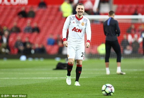 MU 1-1 Everton: May mắn cho "Quỷ đỏ" - 6
Shaw trở lại danh sách đăng kí thi đấu của MU sau khi liên tục bị Mourinho lãng quên trong thời gian vừa qua