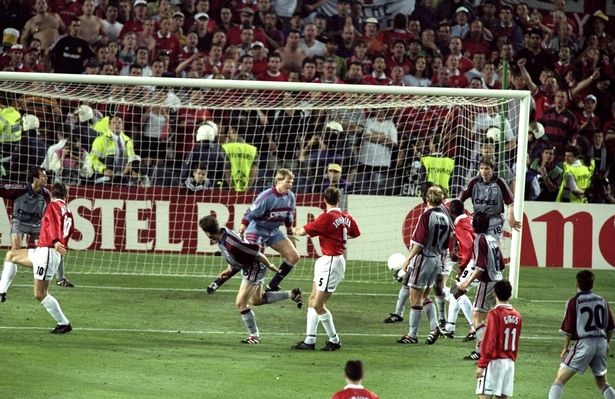
Bàn thắng của Sheringham (trái) vào lưới Bayern Munich ở phút 89

