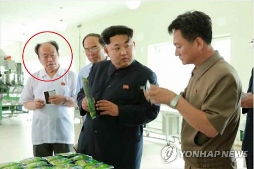 Triều Tiên thay người quản lý ngân khố để đối phó lệnh trừng phạt? - 1
Ông Jon Il-chun (khoanh đỏ) có thể bị thôi chức người đứng đầu Văn phòng 39 do bị liệt vào danh sách trừng phạt của châu Âu. (Ảnh: Yonhap)
