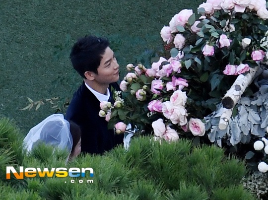 Hot: Song Hye Kyo và Song Joong Ki trao nhẫn trong hôn lễ thế kỷ - 18
Bên cạnh những giọt nước mắt xúc động là nụ cười mãn nguyện của cả cô dâu và chú rể.