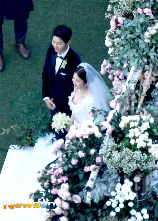 Hot: Song Hye Kyo và Song Joong Ki trao nhẫn trong hôn lễ thế kỷ - 17 Hot: Song Hye Kyo và Song Joong Ki trao nhẫn trong hôn lễ thế kỷ - 17