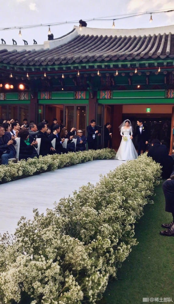 Hot: Song Hye Kyo và Song Joong Ki trao nhẫn trong hôn lễ thế kỷ - 6
Cô dâu Song Hye Kyo xinh đẹp tiến vào lễ đường chuẩn bị làm lễ, đây là một khoảnh khắc do khách mời ghi lại.