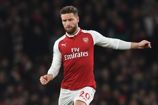 HLV Wenger đã “mạnh dạn” vung tới 35 triêu bảng chiêu mộ Shkodran Mustafi vào mùa Hè 2016. Nhìn chung, cầu thủ này đã chơi tốt ở Arsenal, khi hợp đồng Koscielny trở thành cặp trung vệ chắc chắn của Emirates.