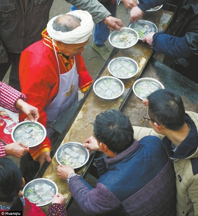 Truyền thống bê đồ trên đầu xuất hiện ở làng Xiantian hàng trăm năm qua, và ông Chen là thế hệ thứ 9
