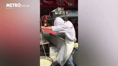 Xem siêu đầu bếp trổ tài "vừa kéo mỳ vừa nhảy múa" - 3 Xem siêu đầu bếp trổ tài "vừa kéo mỳ vừa nhảy múa" - 3
