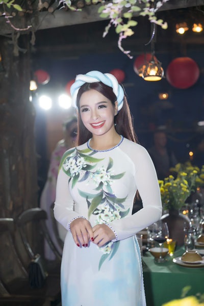 Hoa hậu Thu Thủy duyên dáng trình diễn thời trang - 7 Thúy Hằng tươi tắn trong tà áo dài Hoa sữa tháng 9