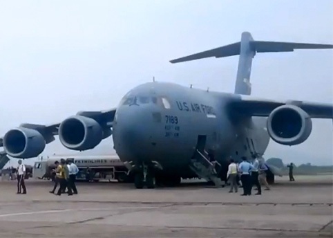 “Siêu máy bay” phục vụ Tổng thống Donald Trump tới Nội Bài - 1
Siêu máy bay C-17 Globemaster III đã đáp xuống sân bay Nội Bài ngày 30/10.