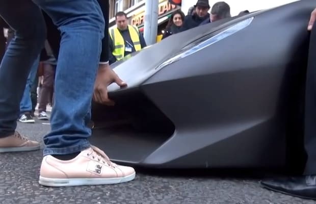 "Khổ" như lái siêu xe - 1
Một chiếc Lamborghini Sesto Elemento thậm chí cần được nâng bằng tay để vỉa hè khỏi phá hỏng mũi xe