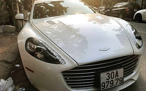 Hà Nội: Hai siêu xe trùng biển “thần tài”, một xe chứa nhiều vũ khí - 2 Chiếc Aston Martin Rapide S bị nghi đeo biển giả. (Ảnh: CTV)