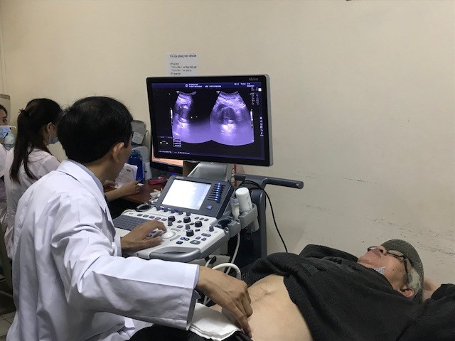 TS Hiền siêu âm kiểm tra cho bệnh nhân sau nút mạch u xơ tuyến tiền liệt. Ảnh: H.Hải