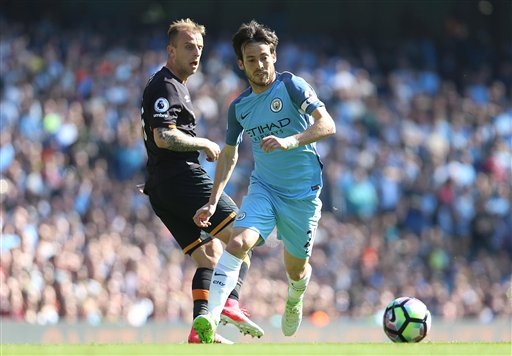 
Silva (phải) vượt qua sự truy cản của Grosicki

 
