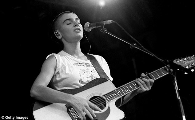 
Sinead OConnor vào thập niên 90 là 1 ngôi sao nổi tiếng và rất quyến rũ, cá tính với cái đầu trọc, đôi mắt xanh hút hồn
