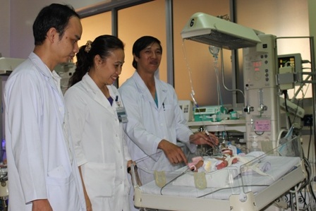 Sức sống kỳ diệu của bé gái nặng 850g mang trọng bệnh - 1 Cháu bé trong quá trình hồi sức tại bệnh viện Nhi Đồng 1