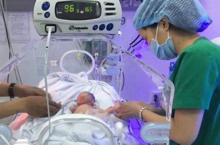 Bé sinh non nặng 1,3kg được cứu sống - 1 Chào đời với cân nặng chỉ được 1,35kg bệnh nhi đã may mắn được các bác sĩ cứu sống