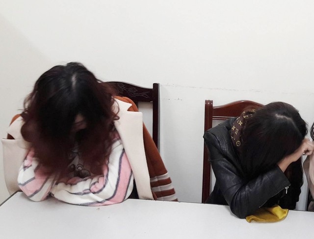 Triệt phá đường dây bán dâm sinh viên “chân dài, mặt không mụn” - 1
T.T.Q. và N.T.T bị bắt giữ khi đang thực hiện hành vi bán dâm trong khách sạn. Giá mỗi lần đi khách của 2 chân dài này là 2 triệu đồng.