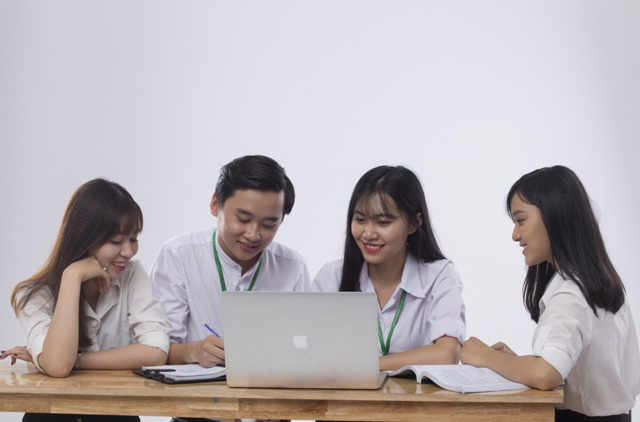 Học khối ngành dịch vụ để đón đầu xu thế việc làm - 1 Sinh viên CĐ Vạn Xuân năng động trong học tập, thành thạo chuyên môn để tự tin hội nhập.