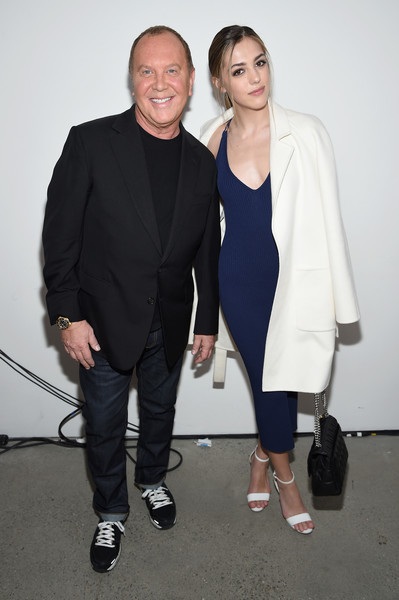 Con gái “Rambo” gợi cảm đi xem thời trang - 1
NTK Michael Kors đón khách VIP Sistine Stallone trong buổi ra mắt BST của ông tại tuần lễ thời trang New York ngày 15/2