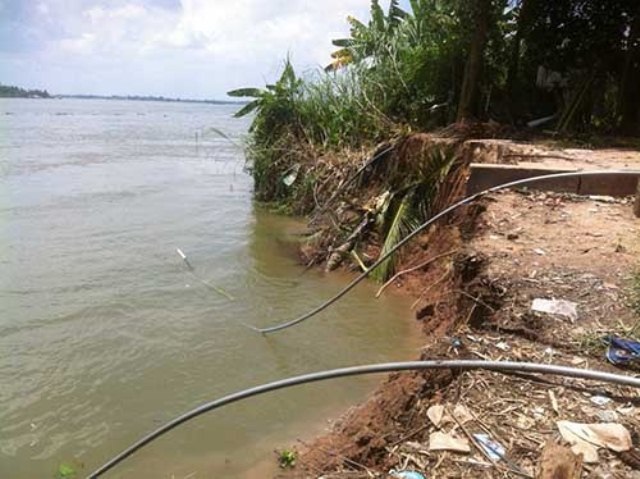 ĐBSCL - Sau chống lũ là chống lở! - 3 Một khúc sông ở Đồng Tháp bị hà bá ăn mòn