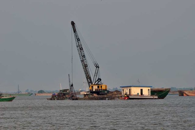 ĐBSCL - Sau chống lũ là chống lở! - 2 Tình trạng khai thác cát tràn lan trên sông cũng là một trong những nguyên nhân làm quá trình sạt lở tăng nhanh