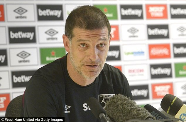 Số phận của HLV Slaven Bilic như “ngọn đèn trước gió”. Việc West Ham mãi lẹt đẹt ở nhóm cuối bảng Premier League khiến cho ông đứng trước nguy cơ sa thải bất cứ lúc nào. Theo nguồn tin từ tờ Daily Mail, West Ham đã ngắm sẵn HLV trẻ Julian Nagelsmann của Hoffeinheim để thay thế. Ngoài ra, HLV Tuchel cũng là sự lựa chọn khác.