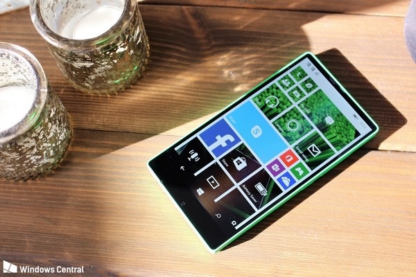 Cận cảnh smartphone không viền màn hình được Microsoft phát triển từ năm 2014 - 2 Cận cảnh smartphone không viền màn hình được Microsoft phát triển từ năm 2014 - 2