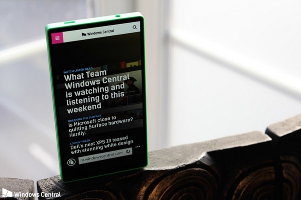 Cận cảnh smartphone không viền màn hình được Microsoft phát triển từ năm 2014 - 6 Chiếc smartphone Lumia Vela của Microsoft có thiết kế với màn hình kéo dài lên sát viền trên, chỉ chừa một ít viền dưới cho camera trước