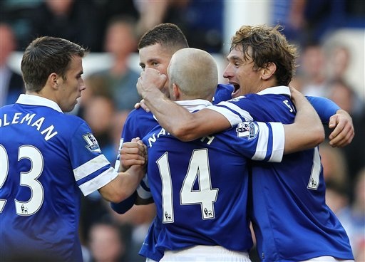 Trước trận Everton - Chelsea: Goodison Park đang trở nên đáng sợ - 1
Naismith (giữa) ăn mừng sau khi ghi bàn vào lưới Chelsea