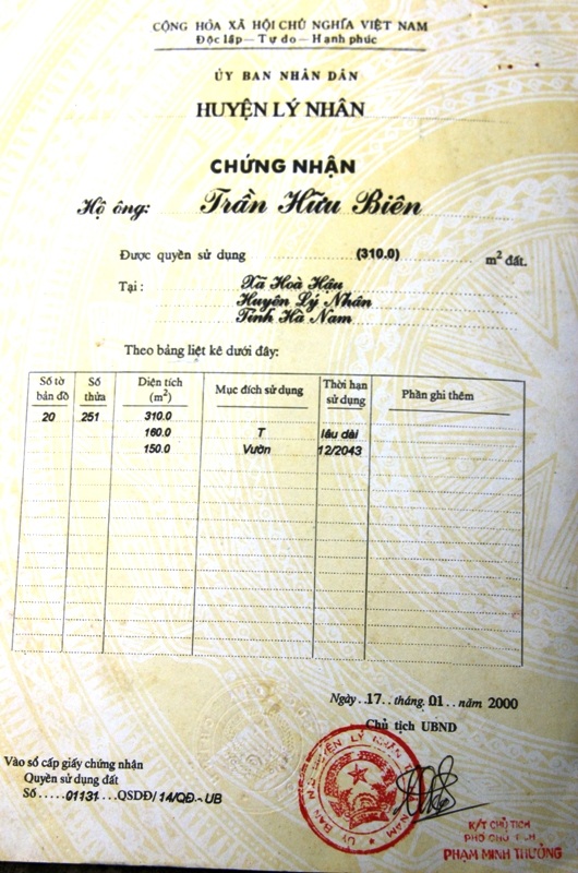 Bốn anh em chồng lấp cổng đòi đất em dâu goá phụ, chính quyền cũng bất lực? - 3 Sổ đỏ đứng tên chồng bà Mến nhưng các em chồng vẫn cố tình đòi đất