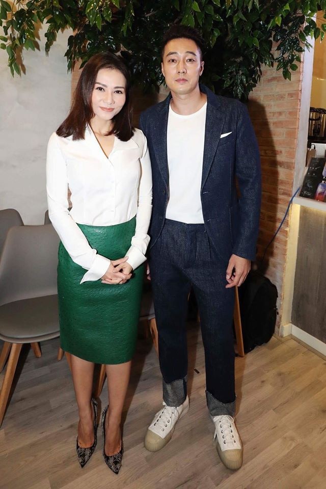 So Ji Sub vui vẻ giao lưu cùng với một số ngôi sao như Thu Minh.