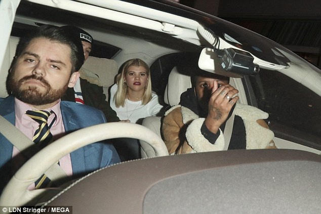 
Cặp đôi cùng lên ô tô ra về sau buổi đi chơi
