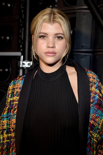 
Cô gái 18 tuổi rất đắt show sự kiện thời gian này
