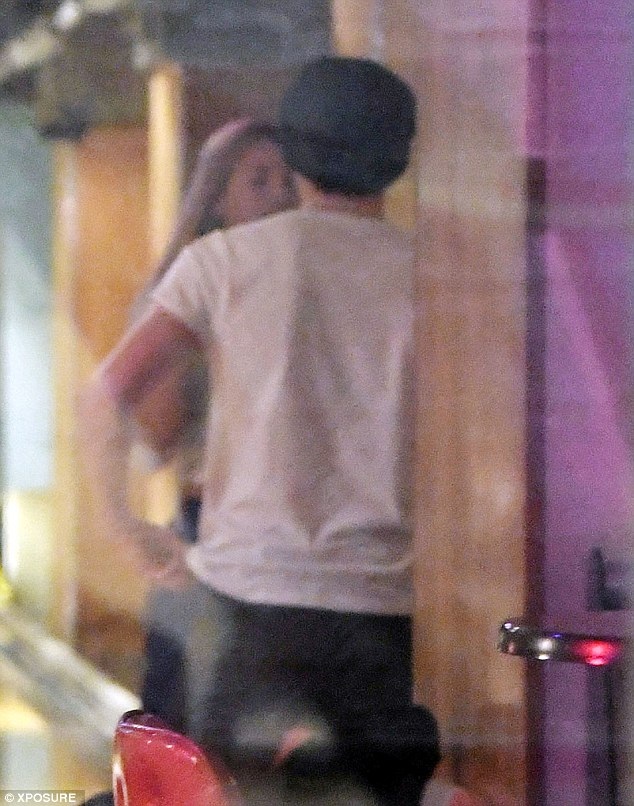 
Sofia Richie và Brooklyn Beckham bị bắt gặp đi chơi bowling cùng nhau tại London cách đây ít ngày làm dấy lên tin đồn hai ngôi sao trẻ đang hẹn hò
