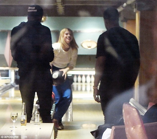 
Sofia Richie và Brooklyn Beckham đều xuất thân từ gia đình giàu có và nổi tiếng. Sofia có bố là danh ca Lionel Richie còn Brooklyn có bố là danh thủ bóng đá, mẹ là NTK thời trang
