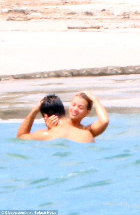 "Tay chơi" Scott Disick tình tứ bên con gái danh ca Hello - 4
Khi đó cánh săn ảnh bắt gặp cặp đôi này hôn nhau trên du thuyền tại Cannes
