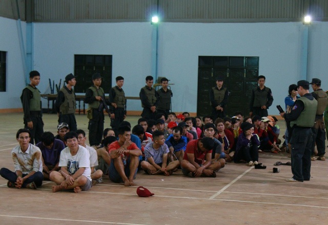 Truy nã 5 đối tượng trong sới bạc "khủng" tại Tây Nguyên - 2 Lực lượng chức năng đã triệt phá sới bạc được cho là khủng nhất Tây Nguyên.