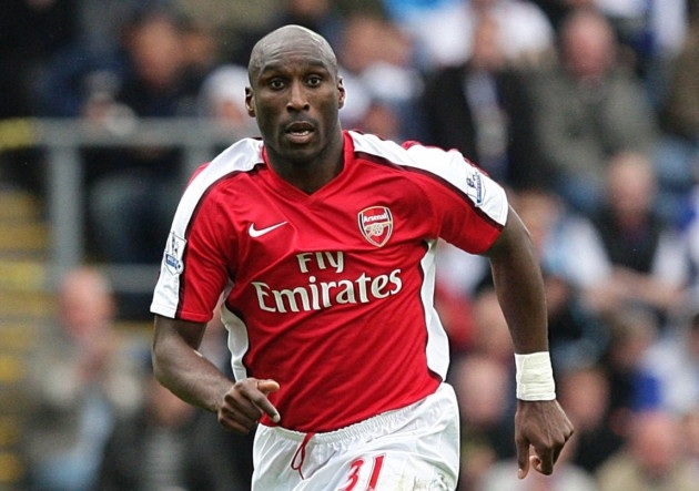 Sol Campbell đã chia tay Tottenham để chuyển sang khoác áo đại kình địch Arsenal vào năm 2001 trong sự phản đối dữ dội. Dù vậy, đây lại là quyết định chính xác. Tại sân Highbury, Sol Campbell đã trở thành trung vệ hàng đầu thế giới và đã giành được rất nhiều danh hiệu lớn.